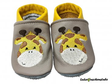 Lederpuschen taupe-gelb mit Stickerei Giraffe 2